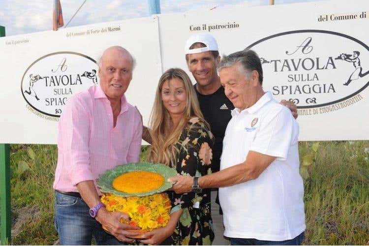 da sinistra: Giancarlo Aneri, Paola Ranucci, Davide Oldani e Renato Pozzetto